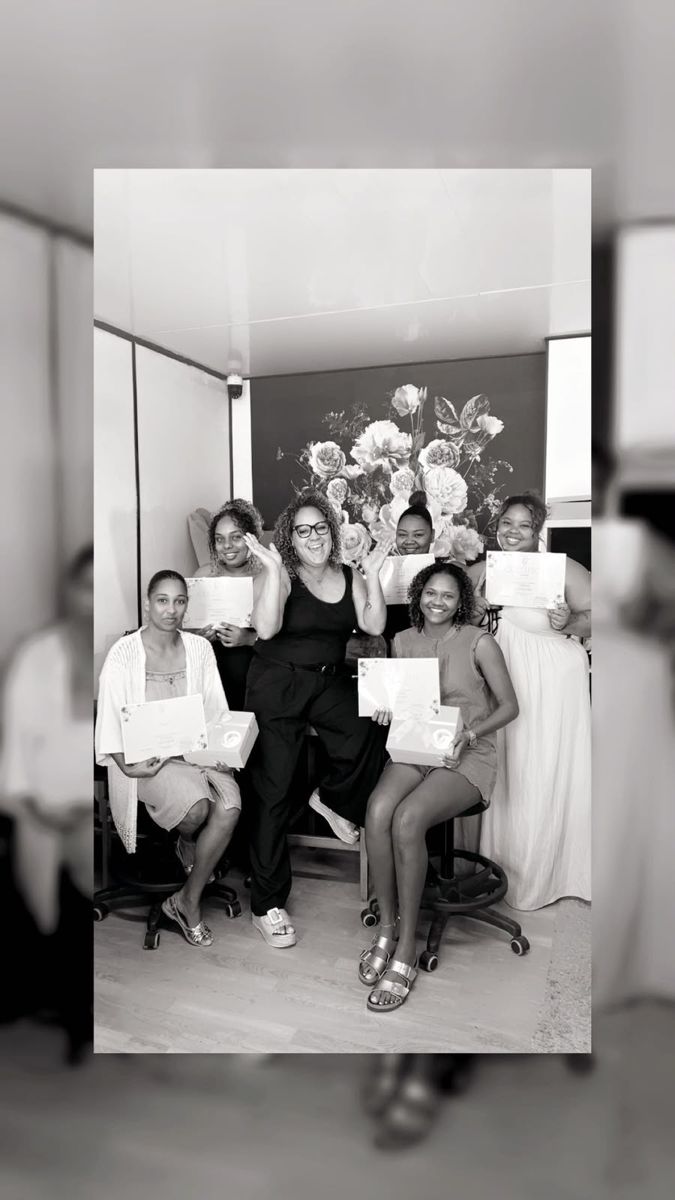 Stagiaires et formatrice avec leur attestation de fin de formation, dans la salle de formation