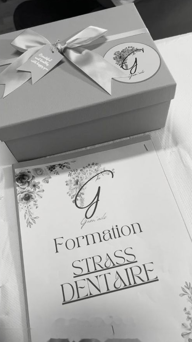Le livret « Formation strass dentaire » sur sa boîte