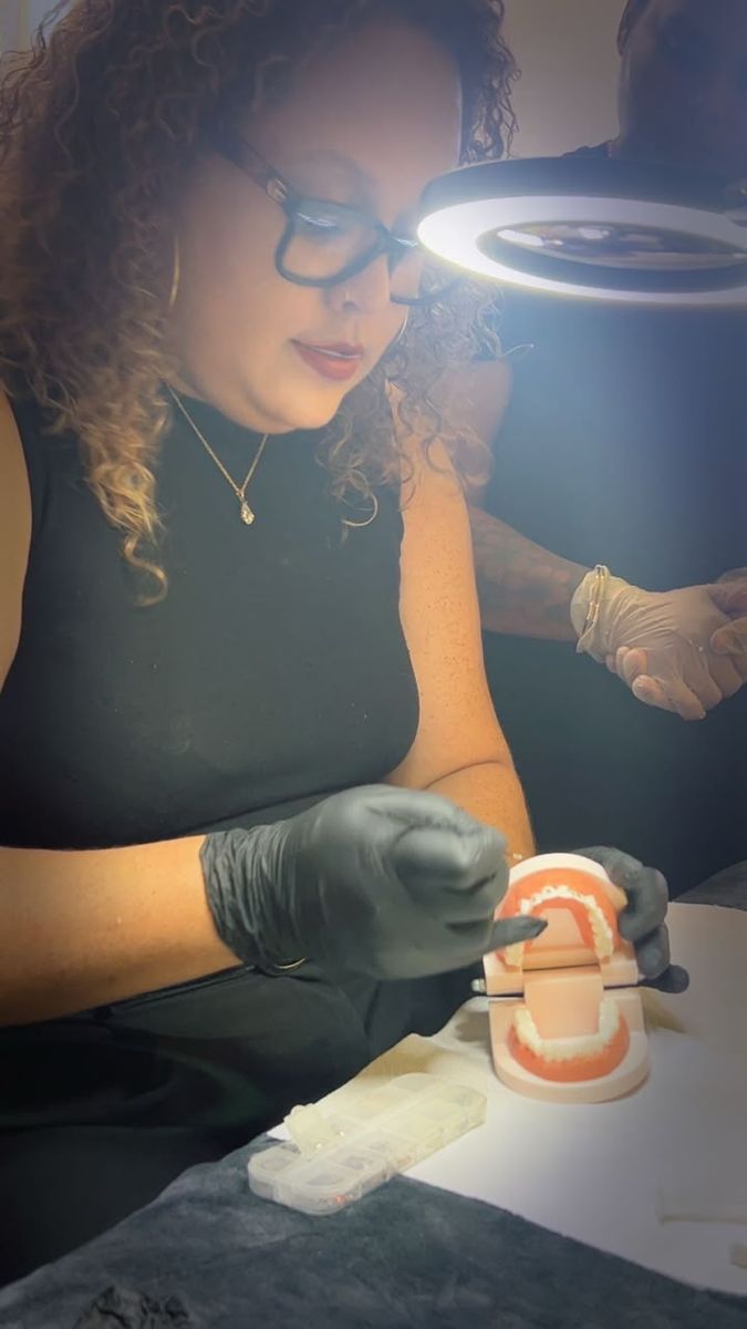 Pose sur le modèle de dent, avec la lampe loupe