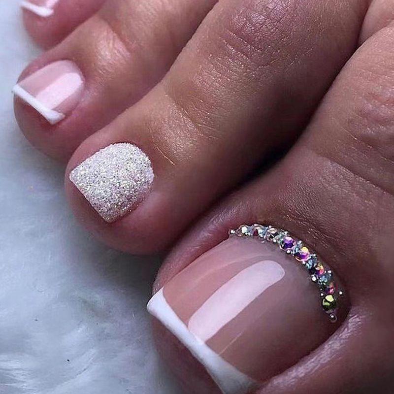 French rose sur les orteils, une ligne de strass au gros orteil