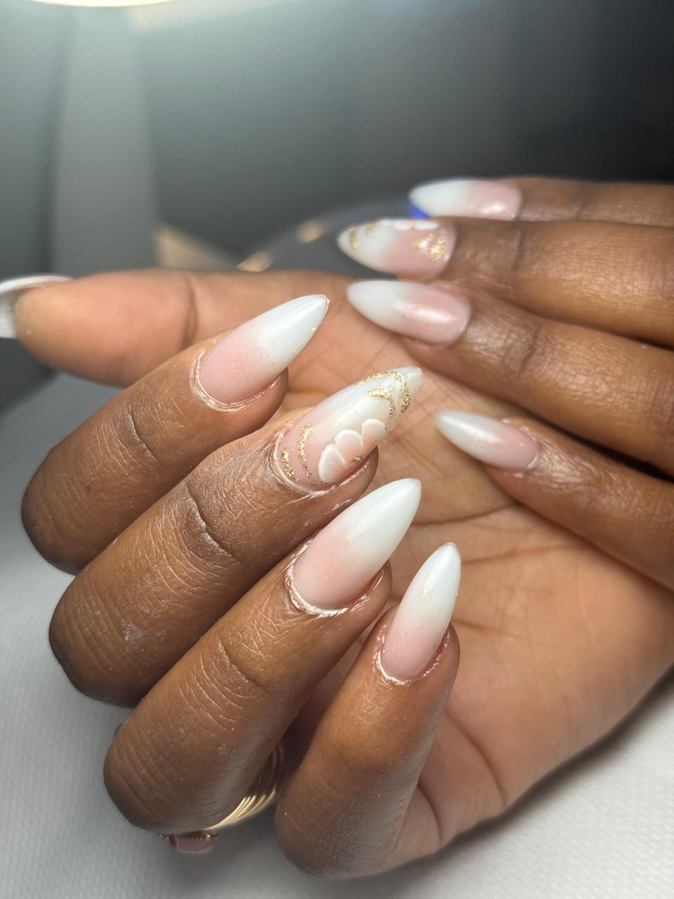 Ongles longs en amande, dégradé blanc