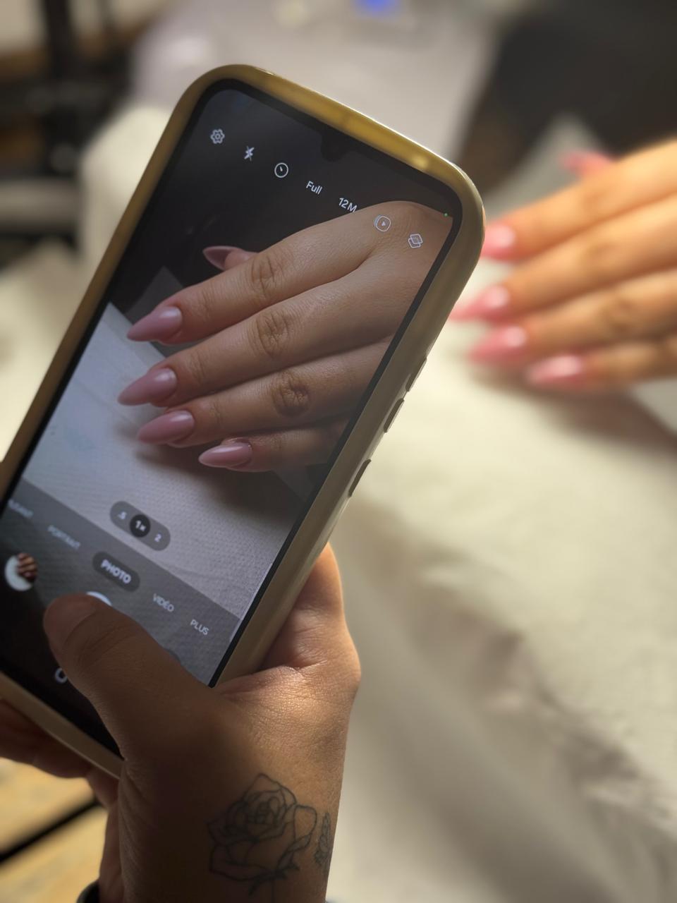Les ongles photographiés au téléphone après la pose