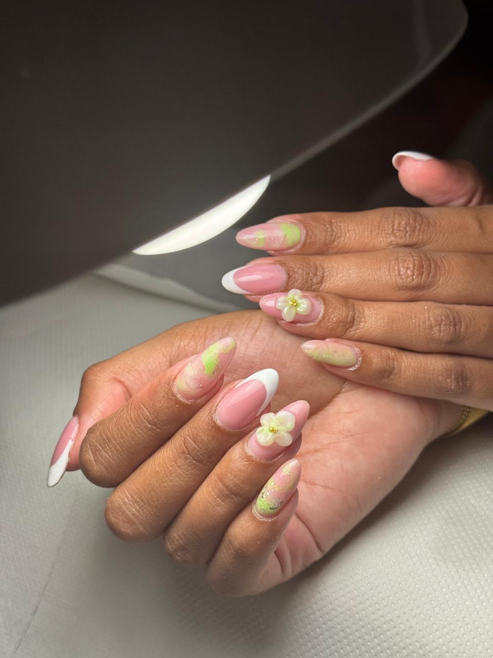 Ongles en amande, petites fleurs et touches vertes
