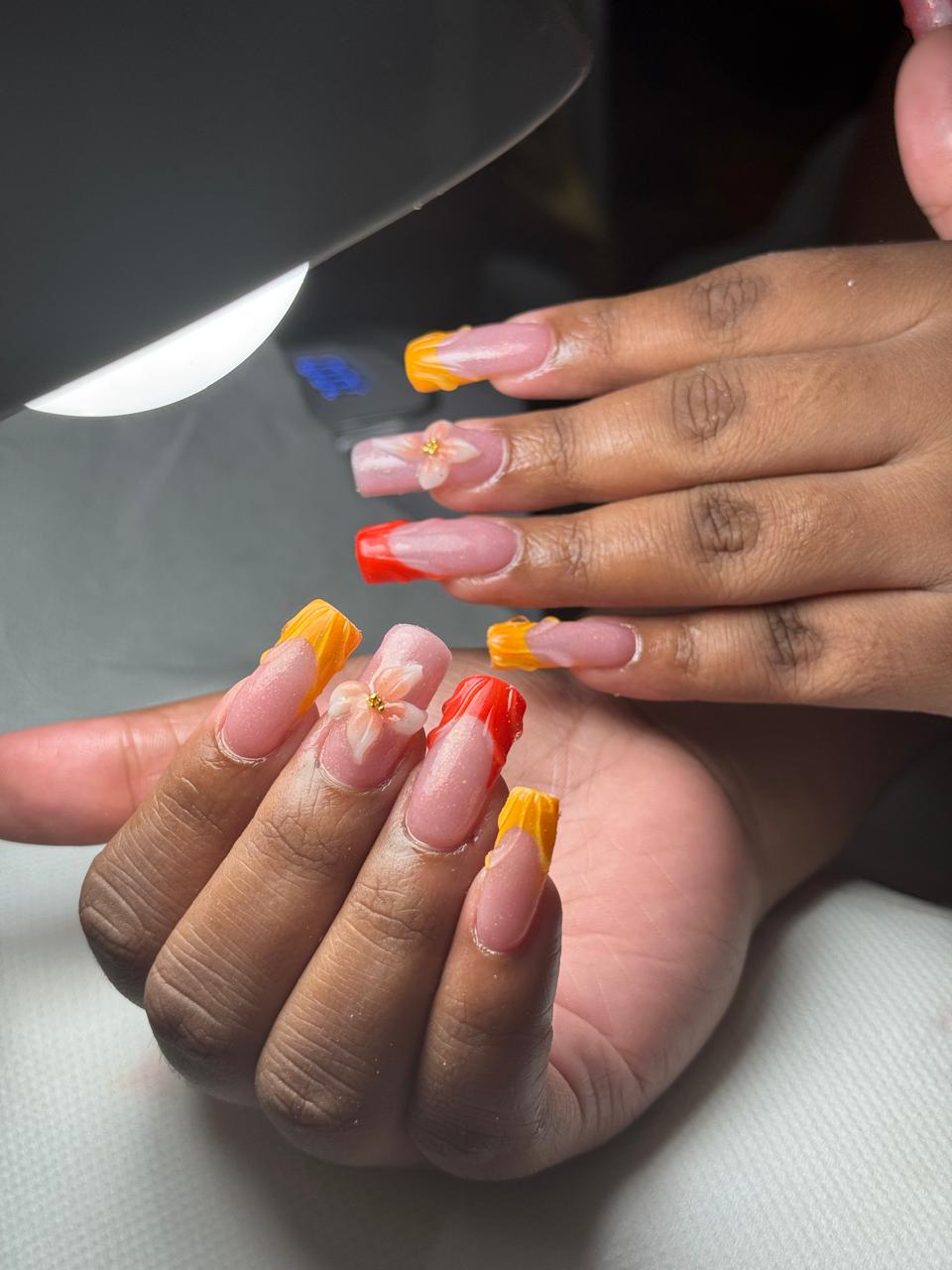 Ongles nude, french orange et rouge, fleurs peintes