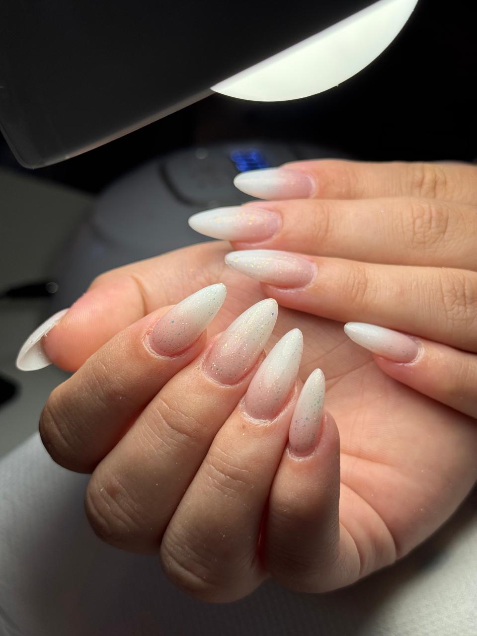 Ongles en amande au dégradé blanc pailleté