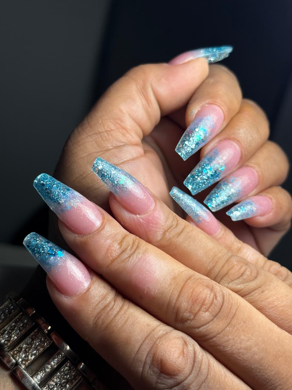 Ongles longs au dégradé de paillettes bleues