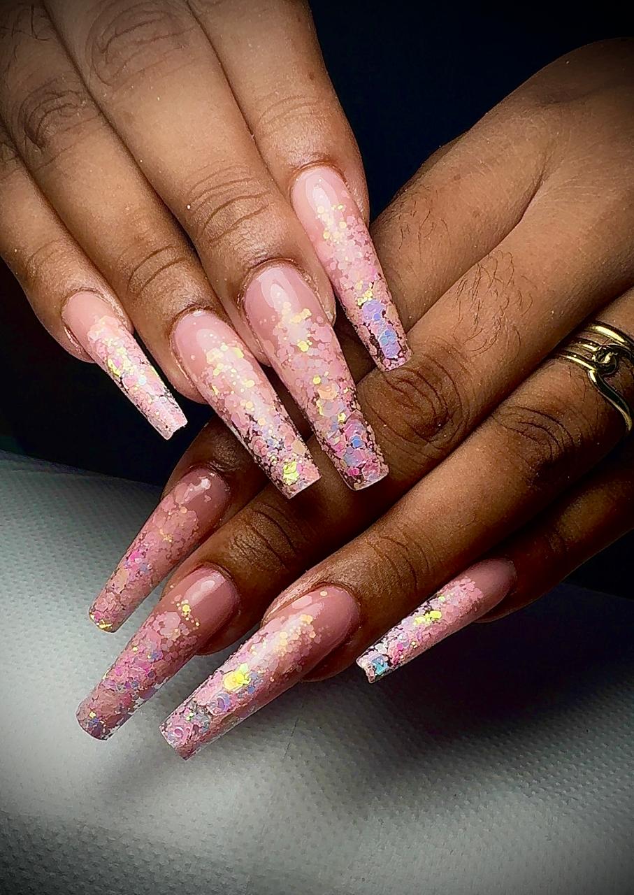 Ongles longs roses, feuille d’or et paillettes