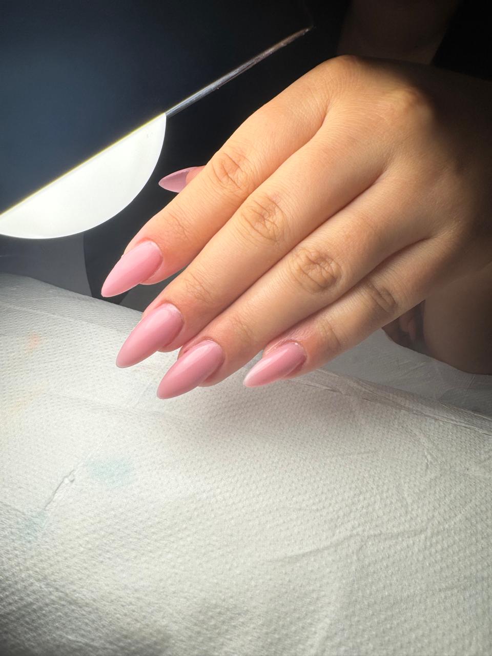 Ongles en amande, rose nude