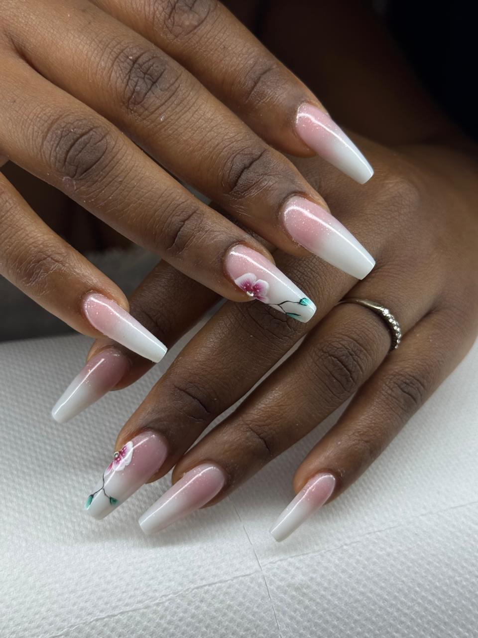 Ongles ballerine en dégradé blanc, fleurs peintes
