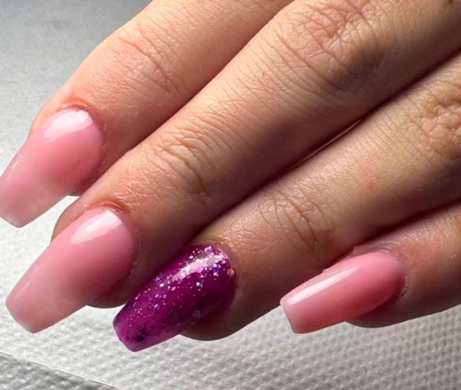 Ongles roses posés en Gel X, une paillette violette