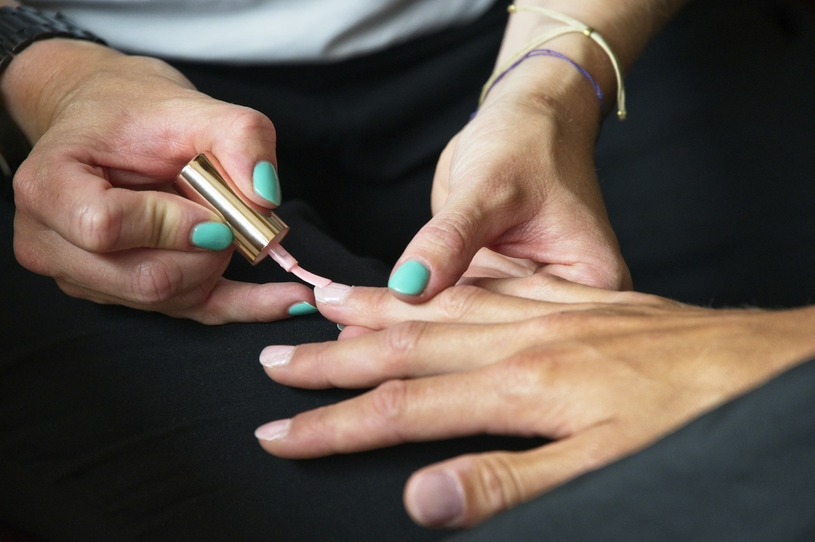 Pose de vernis sur les ongles, en cours