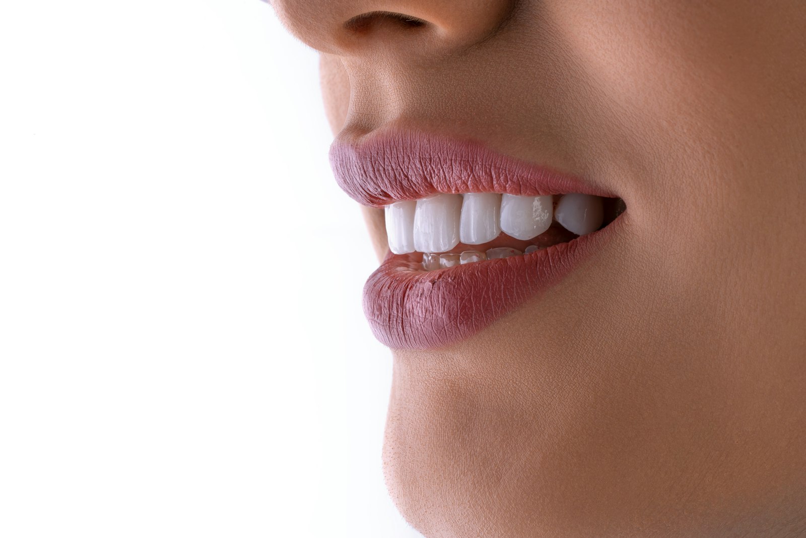Sourire aux dents blanches, de profil